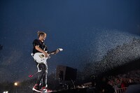 人気画像7位は「SPYAIR、豪雨に再び勝負挑んだ恒例富士急ライブ『めちゃくちゃでも最高に幸せ』」より、UZ（G）。