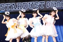 辻野かなみ（ときめき▽宣伝部）、秋本帆華（チームしゃちほこ）、水春（桜エビ～ず）、瀬田さくら（ばってん少女隊）からなる“耳ーズ”。（Photo by HAJIME KAMIIISAKA＋Z）