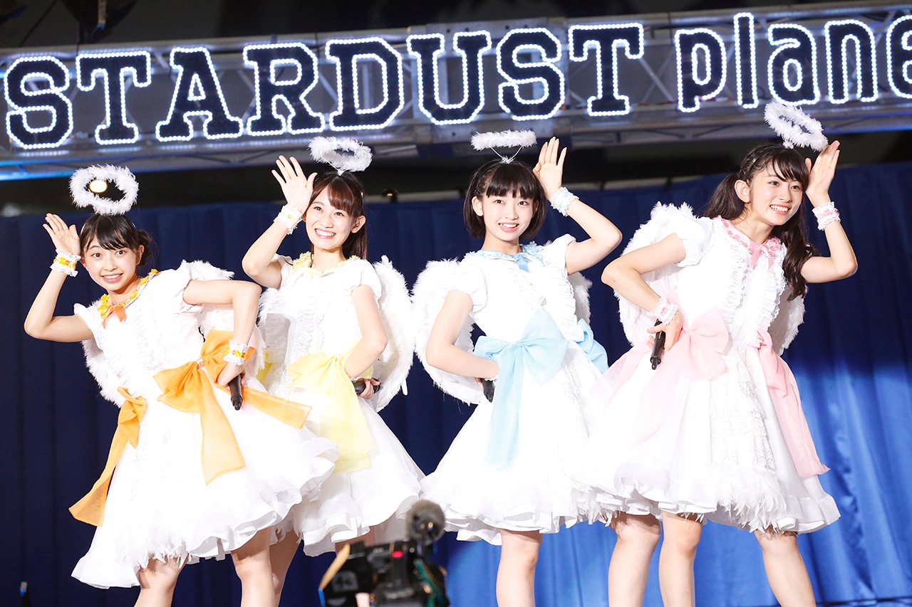 辻野かなみ（ときめき▽宣伝部）、秋本帆華（チームしゃちほこ）、水春（桜エビ～ず）、瀬田さくら（ばってん少女隊）からなる“耳ーズ”。（Photo by HAJIME KAMIIISAKA＋Z）