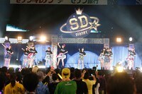 ももいろクローバーZと私立恵比寿中学によるユニット“玉井詩織とバカペンギンズ”。（Photo by HAJIME KAMIIISAKA＋Z）