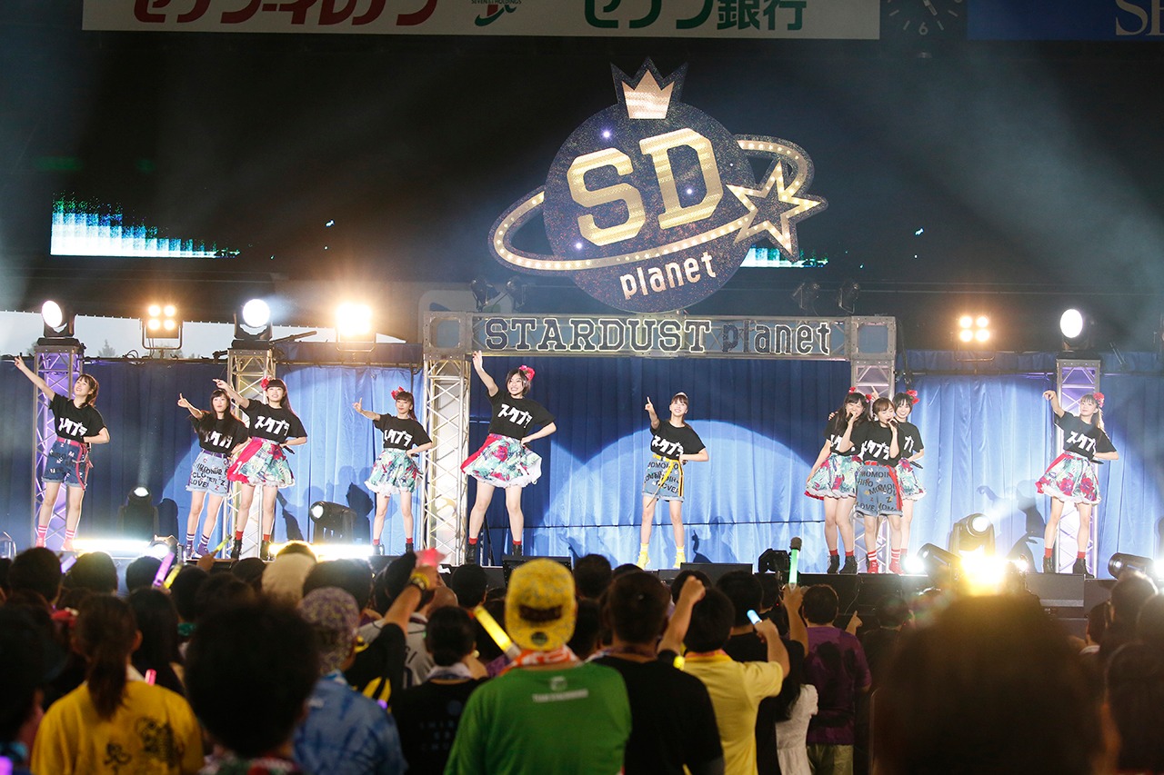 ももいろクローバーZと私立恵比寿中学によるユニット“玉井詩織とバカペンギンズ”。（Photo by HAJIME KAMIIISAKA＋Z）