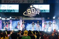 ももいろクローバーZと私立恵比寿中学によるユニット“玉井詩織とバカペンギンズ”。（Photo by HAJIME KAMIIISAKA＋Z）