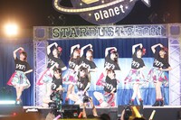 ももいろクローバーZと私立恵比寿中学によるユニット“玉井詩織とバカペンギンズ”。（Photo by HAJIME KAMIIISAKA＋Z）