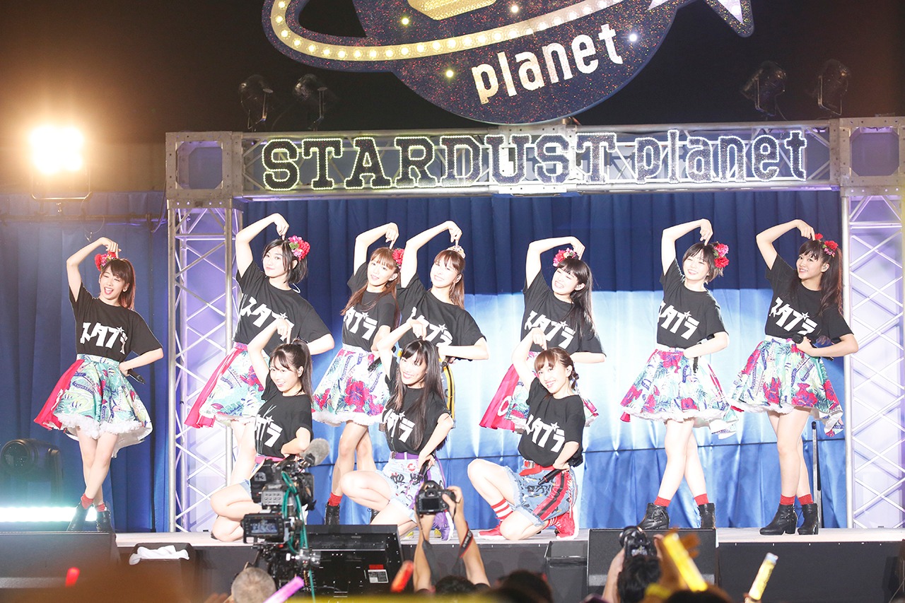 ももいろクローバーZと私立恵比寿中学によるユニット“玉井詩織とバカペンギンズ”。（Photo by HAJIME KAMIIISAKA＋Z）