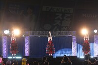 伊達花彩（いぎなり東北産）、栗本柚希（3B junior）、川瀬あやめ（桜エビ～ず）からなる“歌馬之介”。（Photo by HAJIME KAMIIISAKA＋Z）