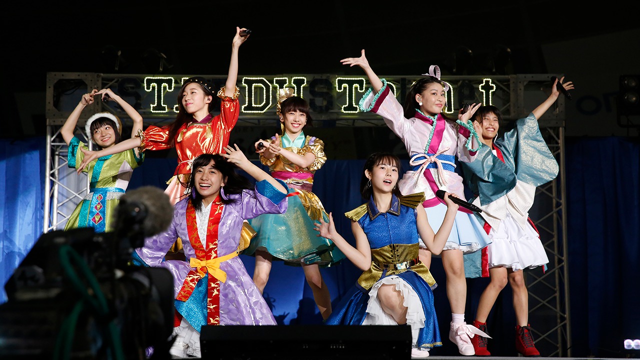 真山りか（私立恵比寿中学）、大黒柚姫（チームしゃちほこ）、根岸可蓮（たこやきレインボー）、椎名るか（ロッカジャポニカ）、澪風（はちみつロケット）、斎藤夏鈴（3B junior）、田中咲帆（CROWN POP）からなる“七福みゅ～ず”。（Photo by HAJIME KAMIIISAKA＋Z）