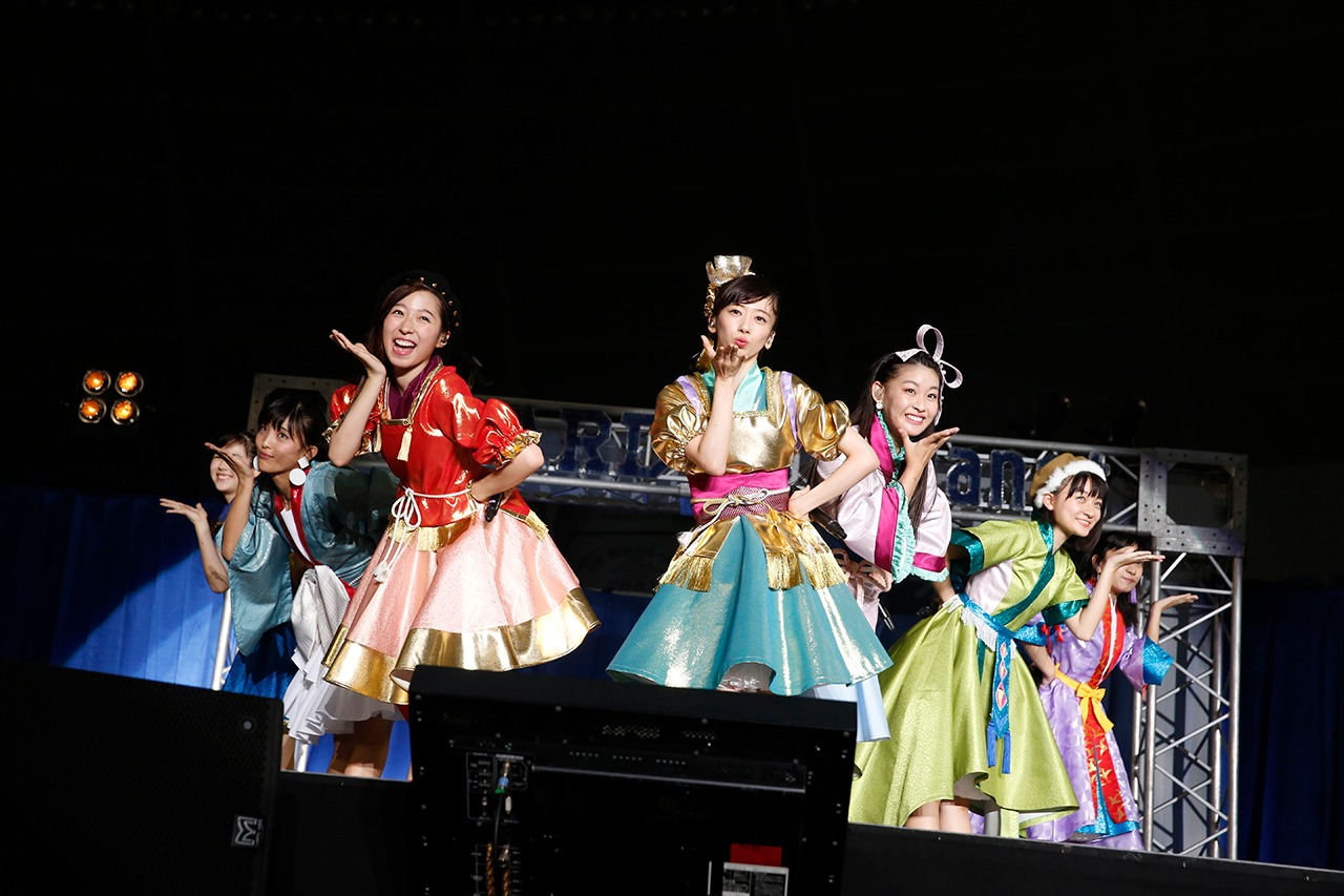 真山りか（私立恵比寿中学）、大黒柚姫（チームしゃちほこ）、根岸可蓮（たこやきレインボー）、椎名るか（ロッカジャポニカ）、澪風（はちみつロケット）、斎藤夏鈴（3B junior）、田中咲帆（CROWN POP）からなる“七福みゅ～ず”。（Photo by HAJIME KAMIIISAKA＋Z）