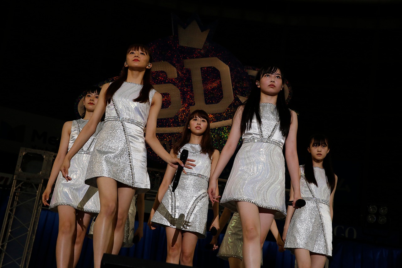 玉井詩織（ももいろクローバーZ）、星名美怜（私立恵比寿中学）、彩木咲良（たこやきレインボー）、高井千帆（ロッカジャポニカ）、坂井仁香（ときめき▽宣伝部）、森青葉（はちみつロケット）、橘花怜（いぎなり東北産）からなる“KAMOSHIKA”。（Photo by HAJIME KAMIIISAKA＋Z）