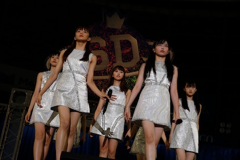 玉井詩織（ももいろクローバーZ）、星名美怜（私立恵比寿中学）、彩木咲良（たこやきレインボー）、高井千帆（ロッカジャポニカ）、坂井仁香（ときめき▽宣伝部）、森青葉（はちみつロケット）、橘花怜（いぎなり東北産）からなる“KAMOSHIKA”。（Photo by HAJIME KAMIIISAKA＋Z）