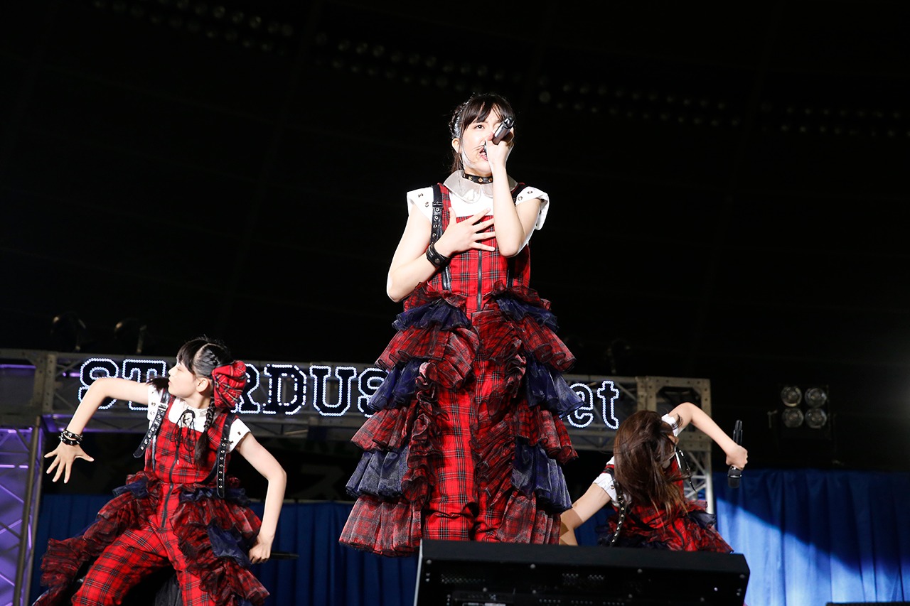 伊達花彩（いぎなり東北産）、栗本柚希（3B junior）、川瀬あやめ（桜エビ～ず）からなる“歌馬之介”。（Photo by HAJIME KAMIIISAKA＋Z）