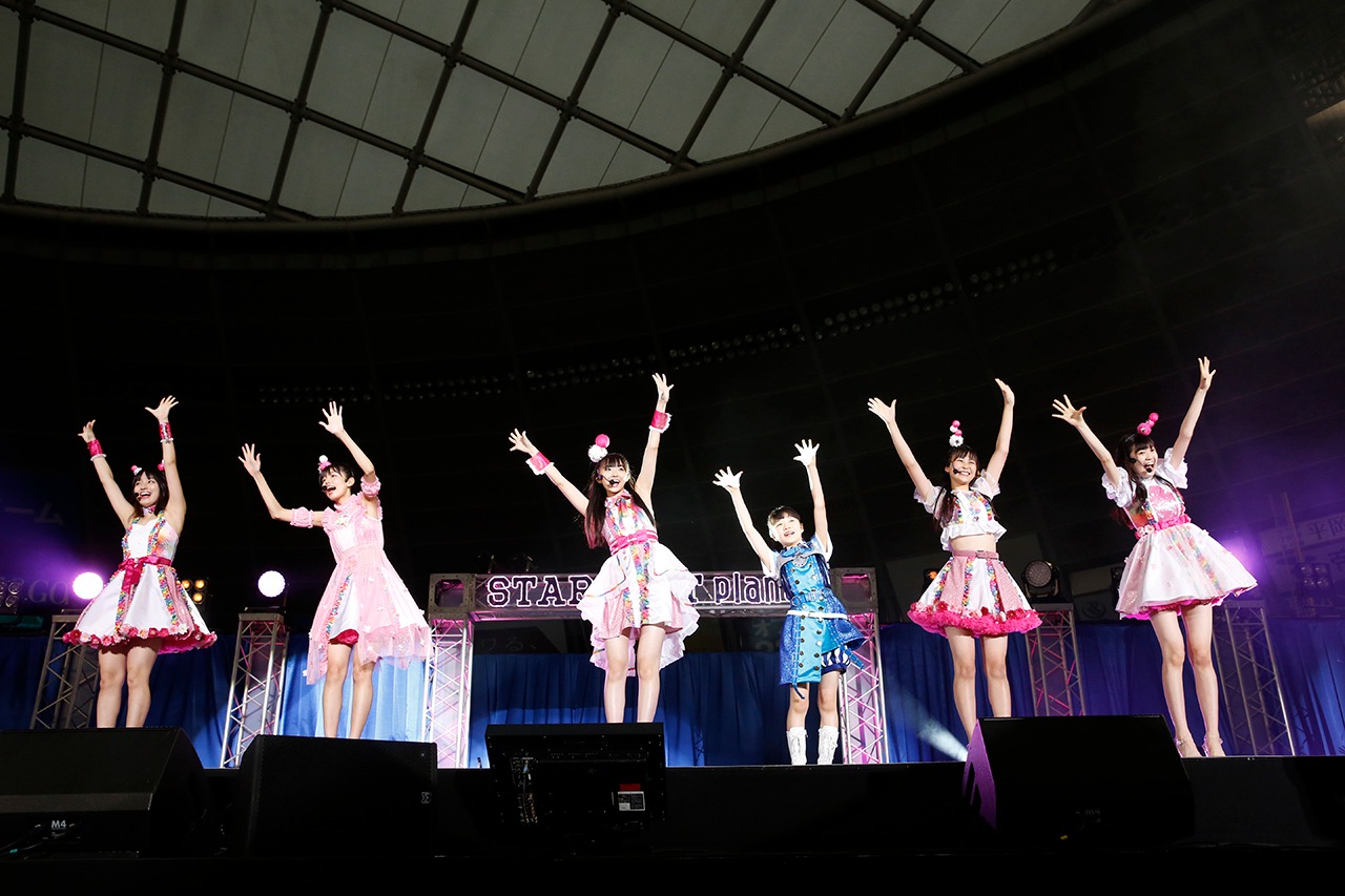 雨宮かのん（はちみつロケット）、春名真依（たこやきレインボー）、藤田愛理（CROWN POP）、里菜（CROWN POP）、律月ひかる（いぎなり東北産）からなる“GIANTS HORSE”。（Photo by HAJIME KAMIIISAKA＋Z）