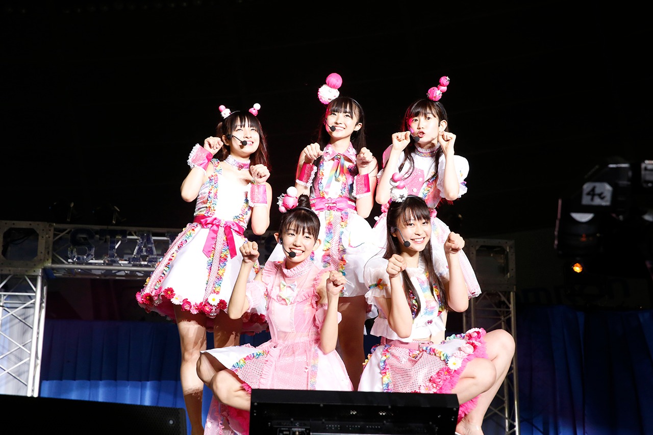 雨宮かのん（はちみつロケット）、春名真依（たこやきレインボー）、、律月ひかる（いぎなり東北産）、里菜（CROWN POP）、藤田愛理（CROWN POP）からなる“GIANTS HORSE”。（Photo by HAJIME KAMIIISAKA＋Z）