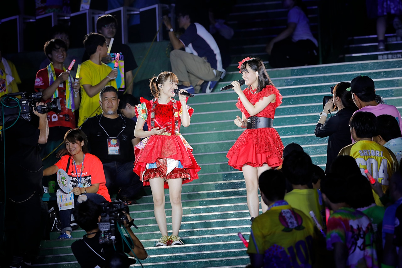 「灰とダイヤモンド」を歌う百田夏菜子（ももいろクローバーZ）と清井咲希（たこやきレインボー）。（Photo by HAJIME KAMIIISAKA＋Z）