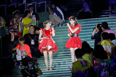 「灰とダイヤモンド」を歌う百田夏菜子（ももいろクローバーZ）と清井咲希（たこやきレインボー）。（Photo by HAJIME KAMIIISAKA＋Z）