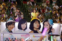 左からももいろクローバーZの高城れに、玉井詩織。（Photo by HAJIME KAMIIISAKA＋Z）