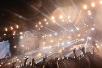 人気画像9位は「SPYAIR、豪雨に再び勝負挑んだ恒例富士急ライブ『めちゃくちゃでも最高に幸せ』」より、「JUST LIKE THIS 2018」の様子。