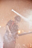 人気画像10位は「SPYAIR、豪雨に再び勝負挑んだ恒例富士急ライブ『めちゃくちゃでも最高に幸せ』」より、MOMIKEN（B）。