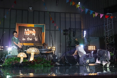 開演早々思い切り転んだ高田彪我（右）と、彼を見て驚く田中雅功（左）。