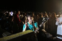 ピースする田中雅功。