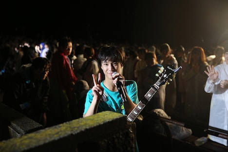 ピースする田中雅功。