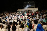 客席の真ん中で歌うさくらしめじ。