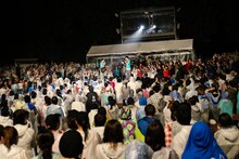 客席の真ん中で歌うさくらしめじ。