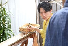 そうめんを流すユースケ。