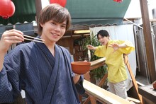 流しそうめんを楽しむカイとユースケ。