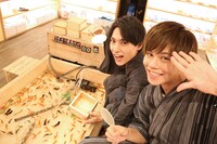 金魚すくいをするユースケとカイ。