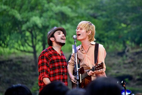 「夏の大三角形」を歌う対馬祥太郎（Dr）と光村龍哉（Vo, G）