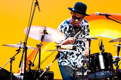 H ZETT KOU（Dr）（Photo by Yuta Ito）