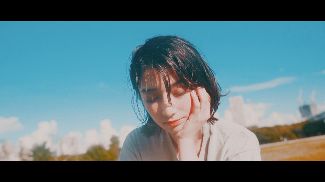 「Unexpected」ミュージックビデオのワンシーン。