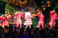 二丁目の魁カミングアウト「HARD GAY TOUR」東京・サンリオピューロランド公演の様子。（撮影：タマイシンゴ）