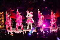 二丁目の魁カミングアウト「HARD GAY TOUR」東京・サンリオピューロランド公演の様子。（撮影：タマイシンゴ）