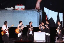 Maydayの冠佑（ミン / Dr）の誕生日を祝うGLAYのTERU（左から3番目）。