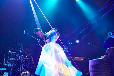 アンコールでヘアカットされる武瑠。