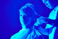 ステージ上で髪型を変える武瑠。