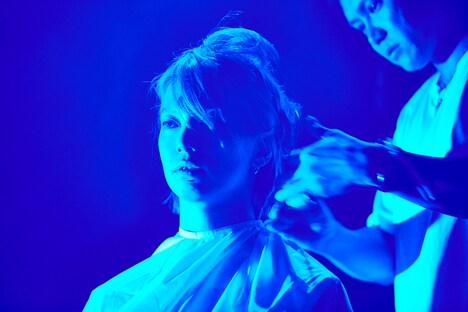 ステージ上で髪型を変える武瑠。