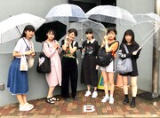 THERE THERE THERESと竹中夏海（左から3番目）。