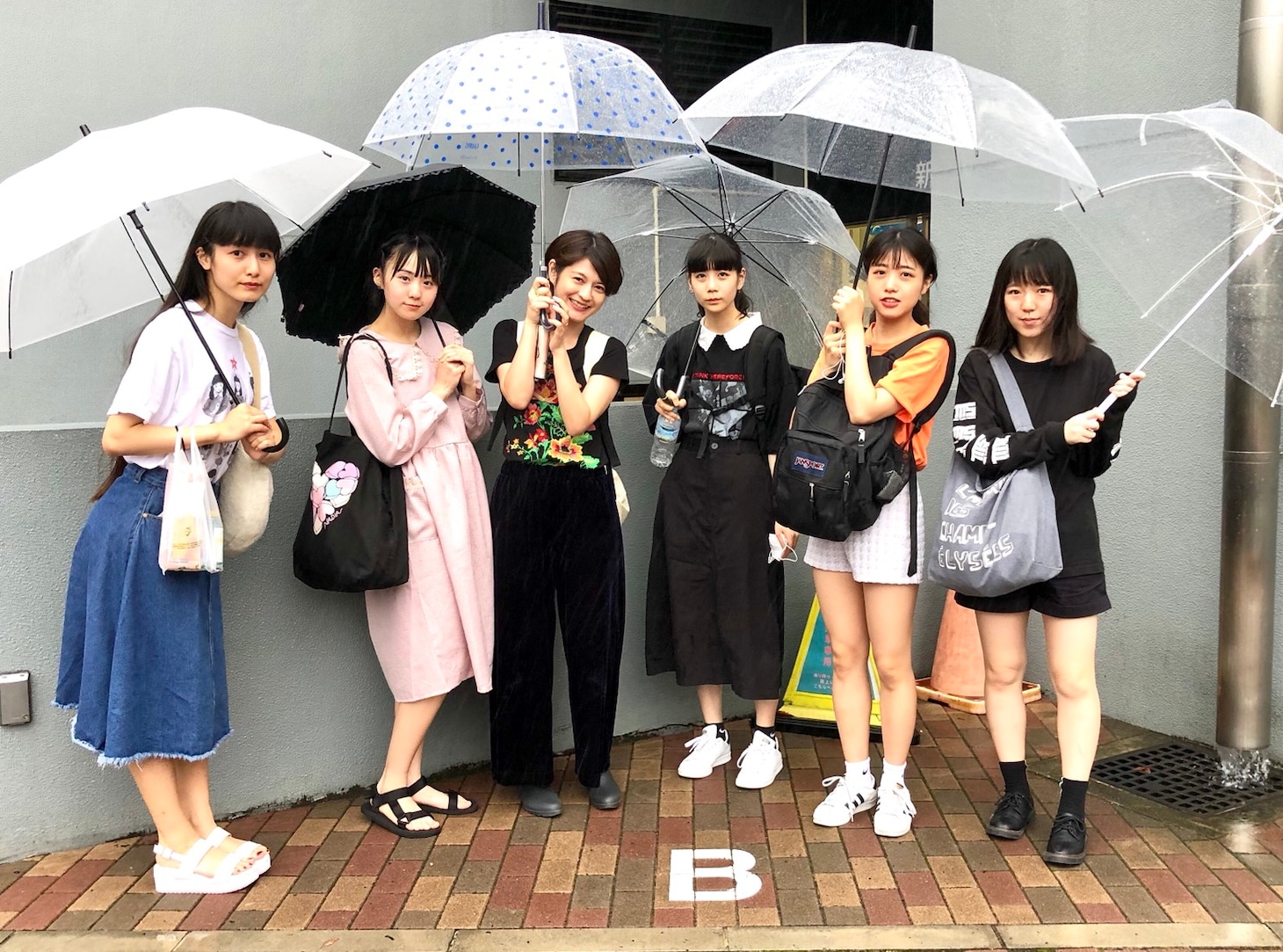 THERE THERE THERESと竹中夏海（左から3番目）。