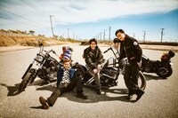 左からチハル（佐藤大樹）、テッツ（佐藤寛太）、ダン（山下健二郎）。