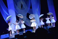 おニャン子クラブ「アンブレラ・エンジェル」を披露するハコイリ▽ムスメ。