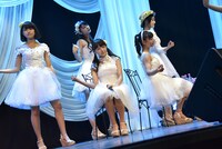 斉藤由貴「ストローハットの夏想い」を披露するハコイリ▽ムスメ。