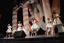 おニャン子クラブ「夏休みは終わらない」を歌うハコイリ▽ムスメ。