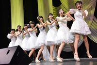 上田愛美「なかよし」を披露するハコイリ▽ムスメ。