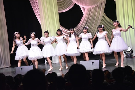 上田愛美「なかよし」を披露するハコイリ▽ムスメ。