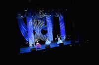 バレエを披露する阿部かれ、吉田万葉、我妻桃実。