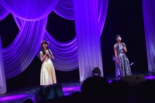 左から阿部かれん、我妻桃実。