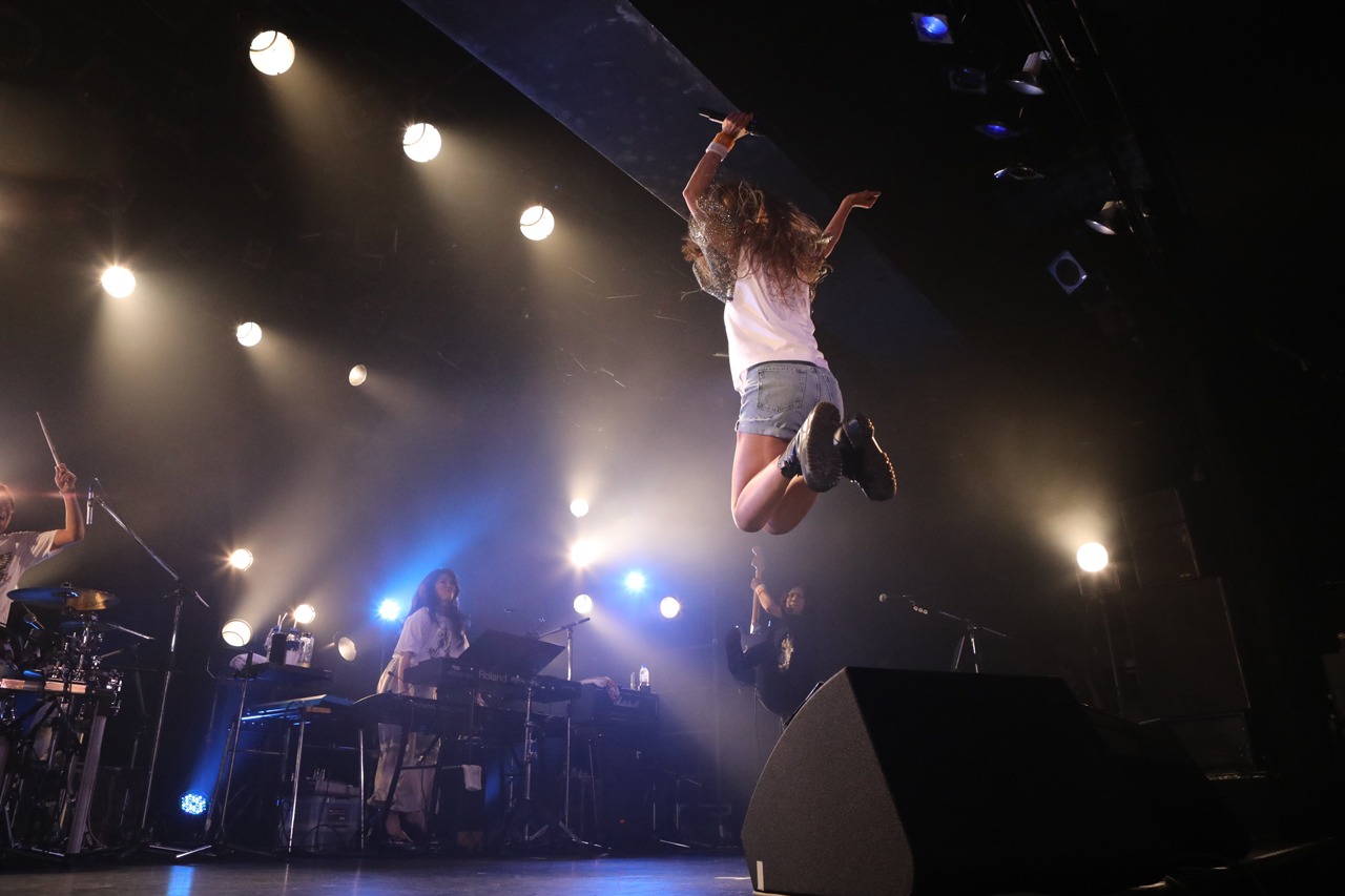 TRUE「TRUE TOURS 2018～Lonely Queen's Liberation Party～」東京・LIQUIDROOM公演の様子。