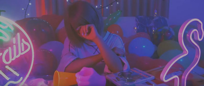 アサキ 「Moldy feat. ハシシ（電波少女）」ミュージックビデオのワンシーン。